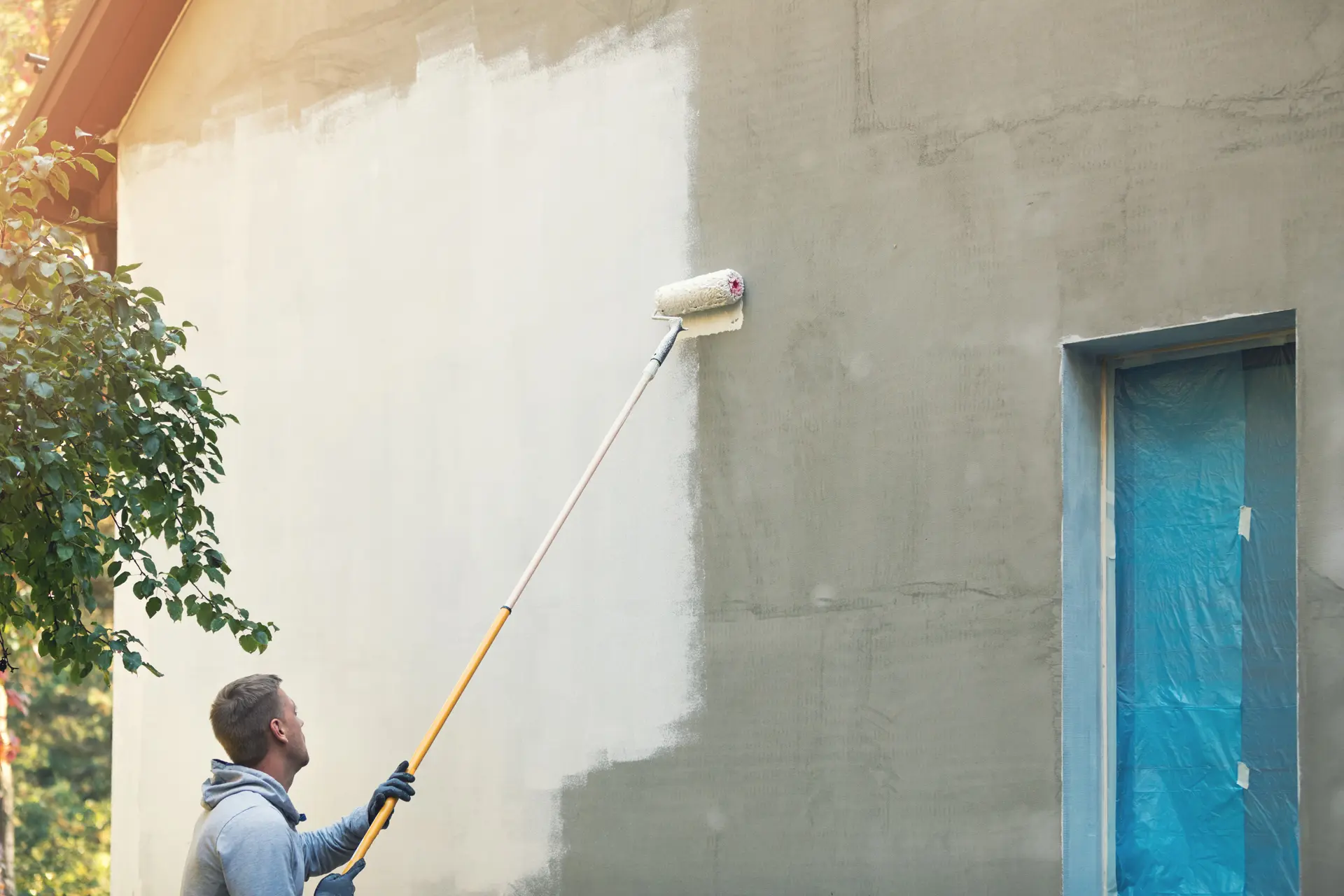 Pintor trabajando en una fachada en Santander